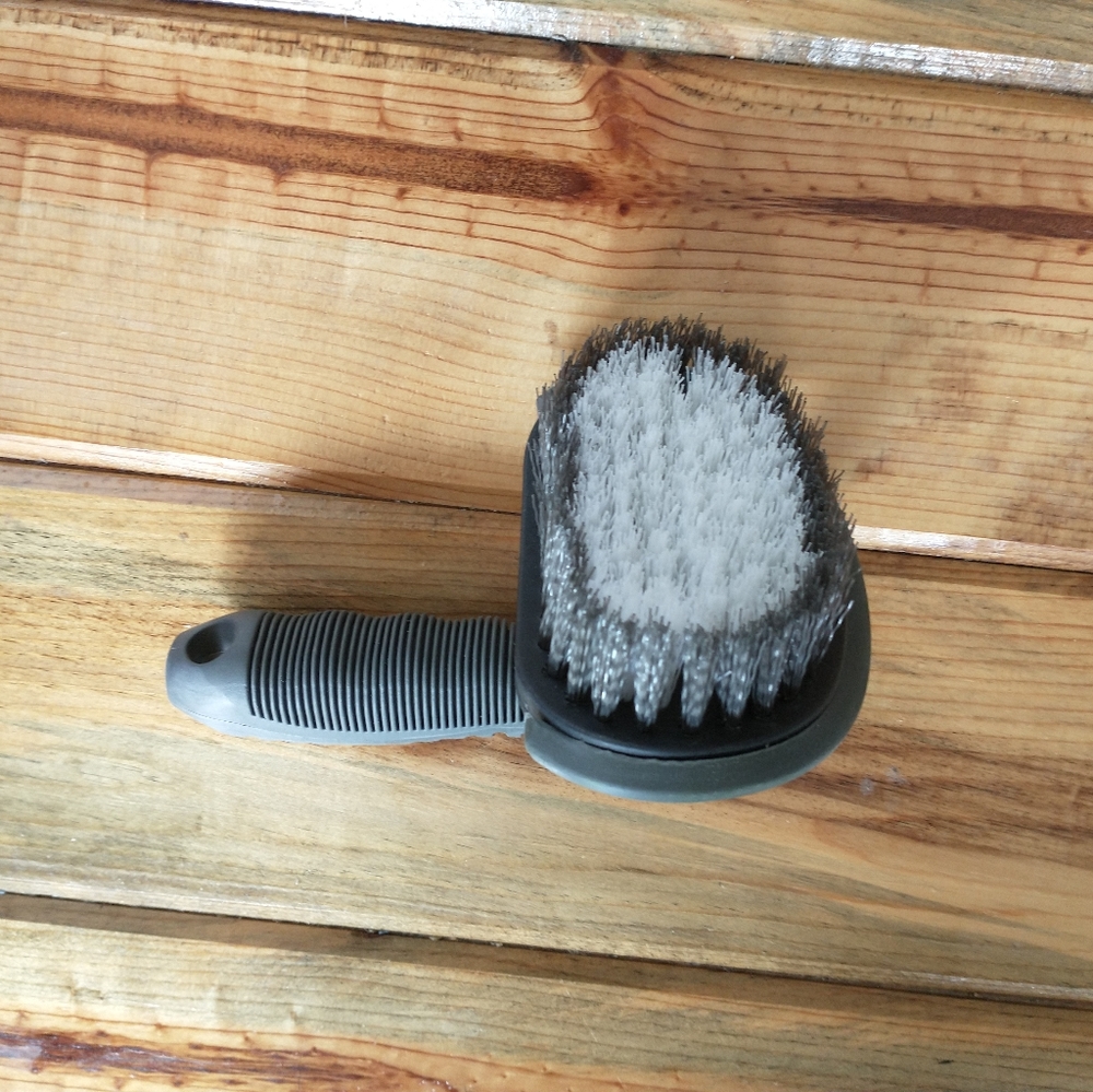 Tire brush